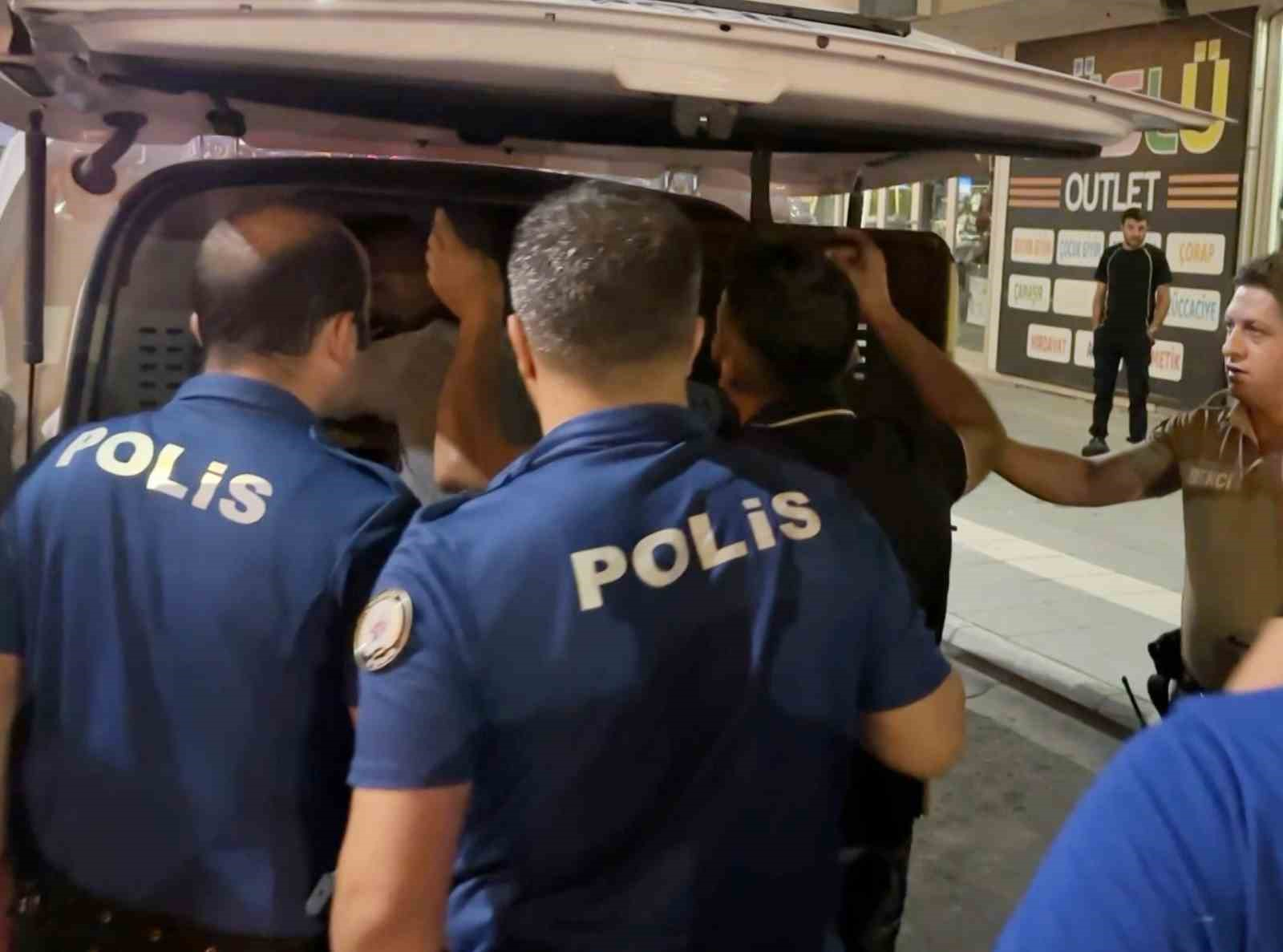 Biri oynayarak, diğeri zorla gözaltına alındı: İlginç anlar kamerada