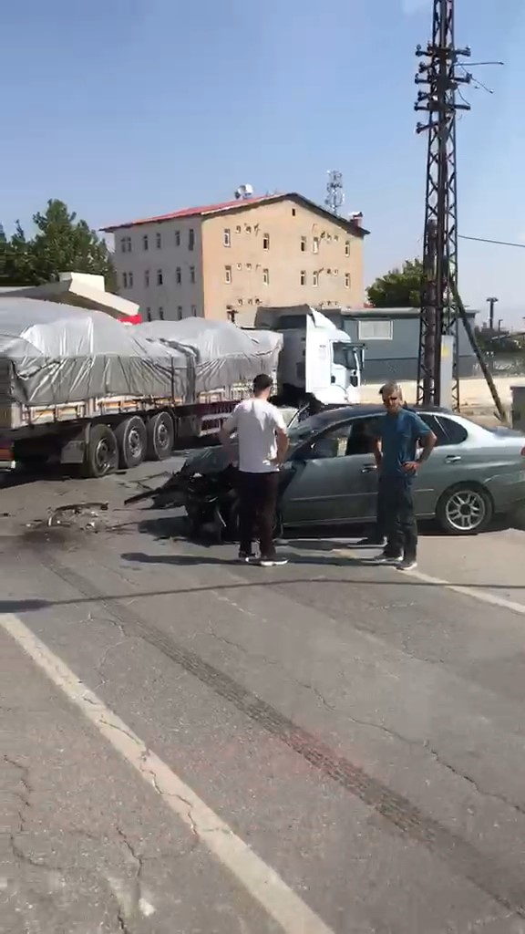 Muş’ta tır ile otomobil çarpıştı: 1 yaralı