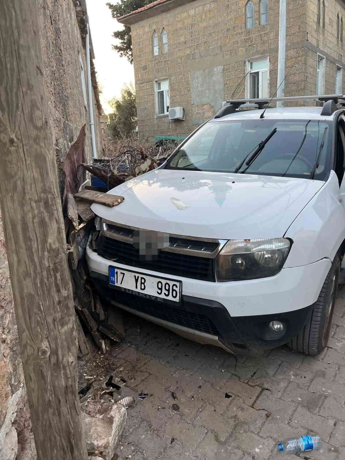 Çanakkale’de duvara çarpan aracın sürücüsü hayatını kaybetti