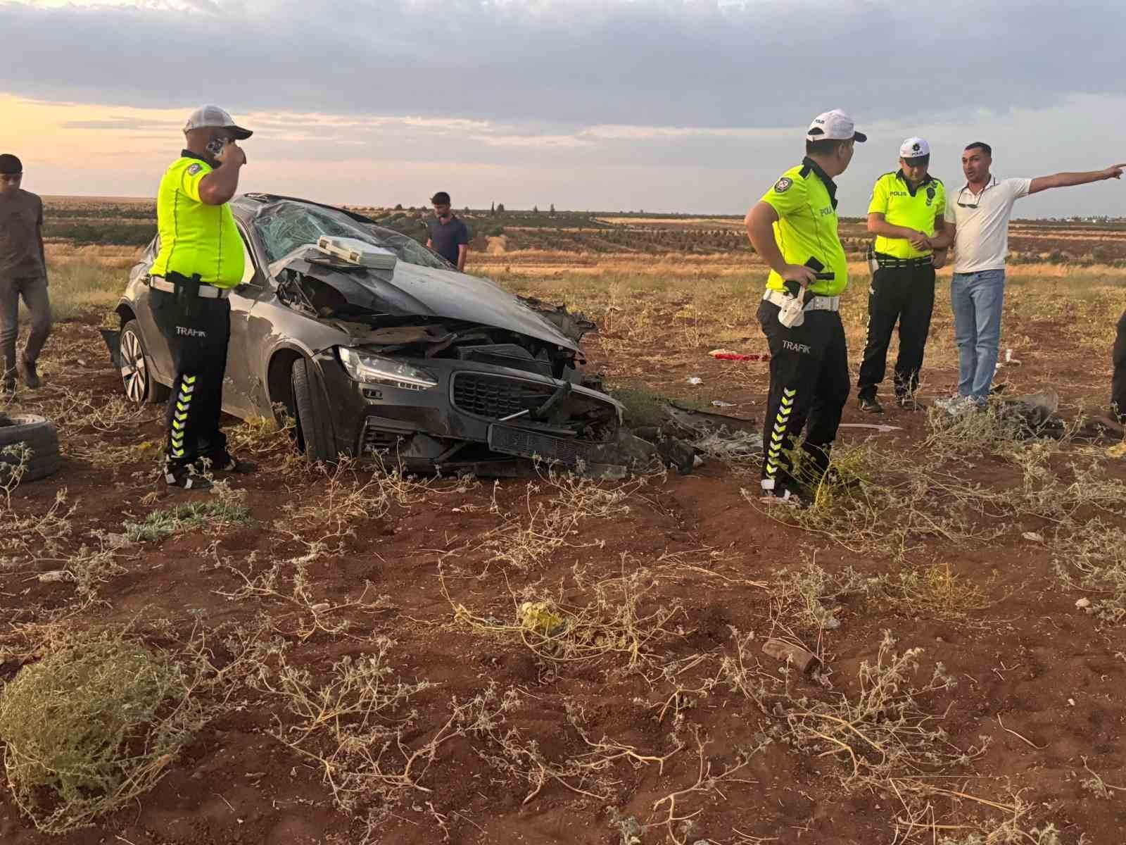 Şanlıurfa’da devrilen otomobil hurdaya döndü: 9 yaralı