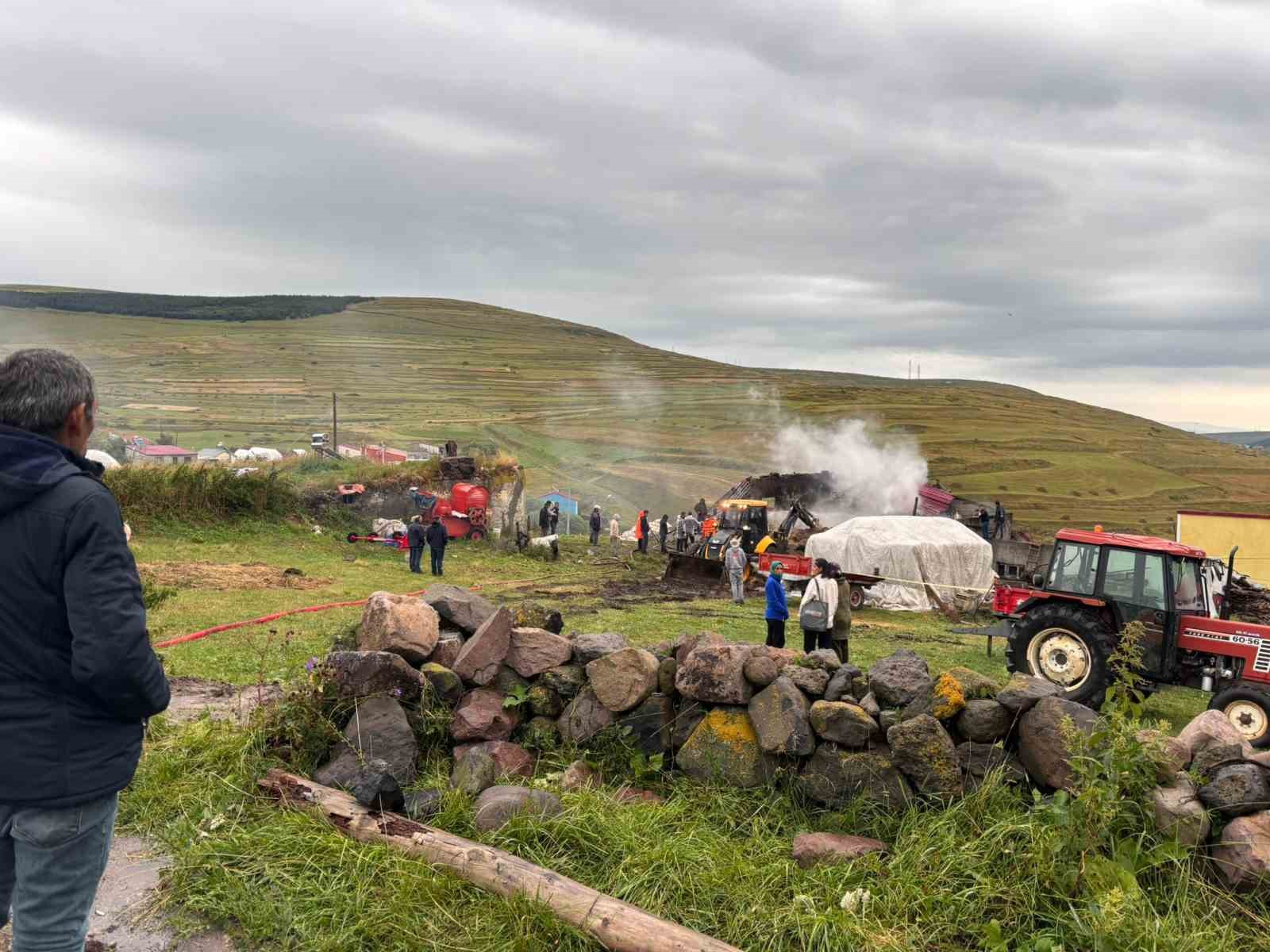Ardahan’da çıkan yangında ahır, samanlık ve ambar küle döndü