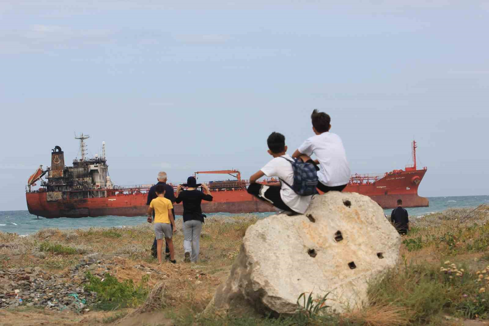 Dron saldırısı sonrası karaya oturan gemi ilgi odağı oldu
