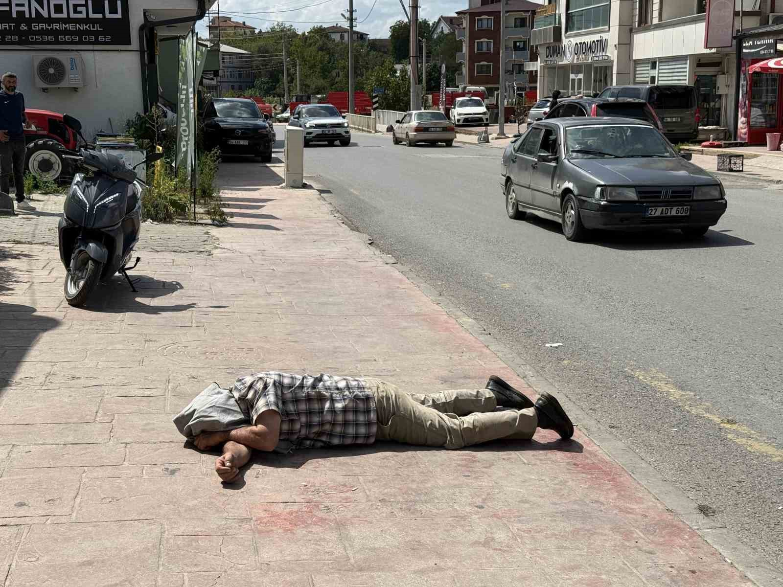 Alkollü şahıs ekiplere "Ben mevtayım" diyerek direndi