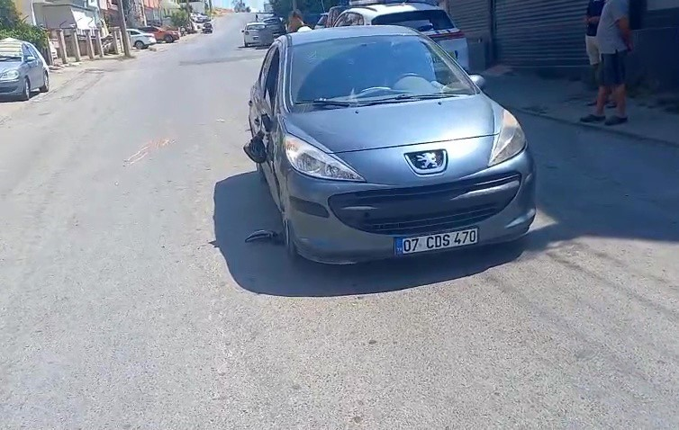 Manavgat’ta yolun karşı tarafına geçmeye çalışan yayaya otomobil çarptı