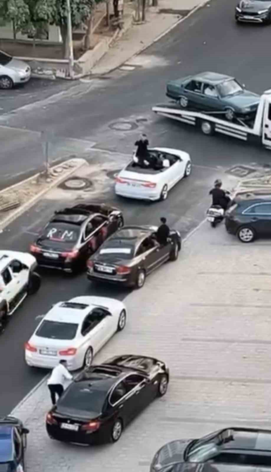 Bursa’da düğün konvoyu yolu trafiğe kapattı