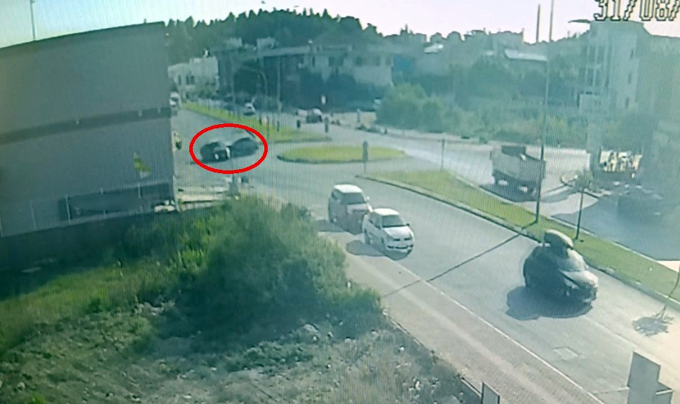 İki otomobilin kavşakta çarpışma anı kamerada
