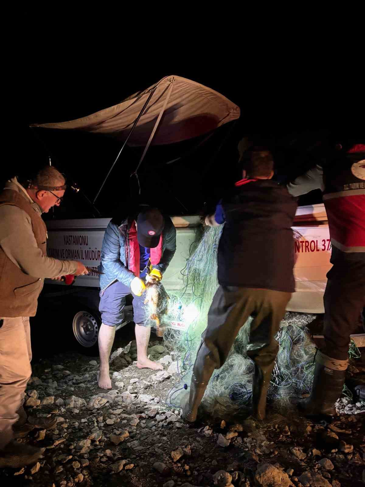 Kastamonu’da barajdan 2 bin 500 metre ağ çıktı, kurtarılan 225 sazan gölete bırakıldı