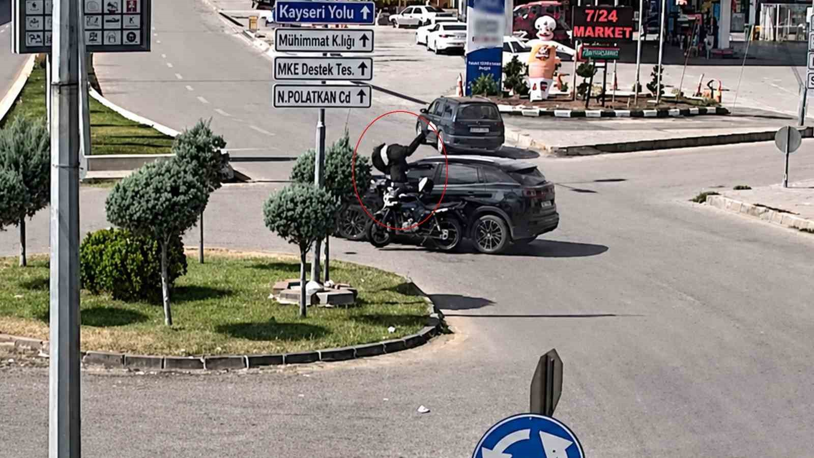 Otomobille motosikletin çarpıştığı kaza kamerada: Sürücü böyle savruldu