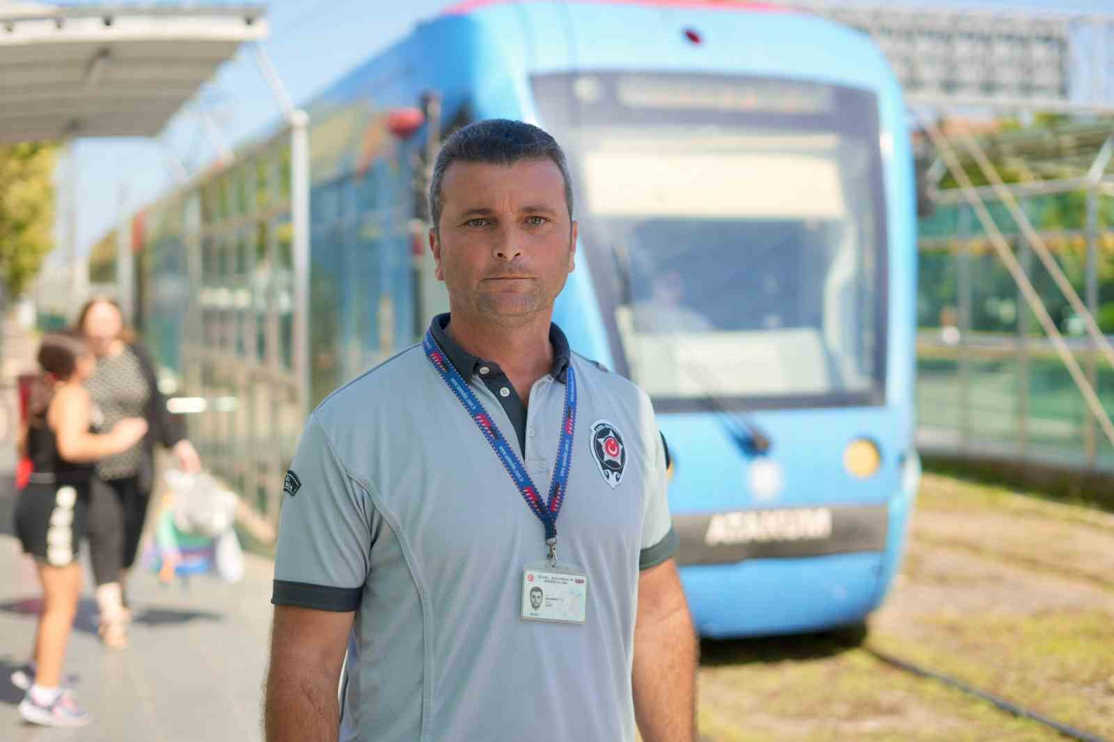 Tramvayın önüne koşan 5 yaşındaki çocuğu kurtaran güvenlik görevlisi konuştu: "Kendi kızım gözümün önüne geldi"
