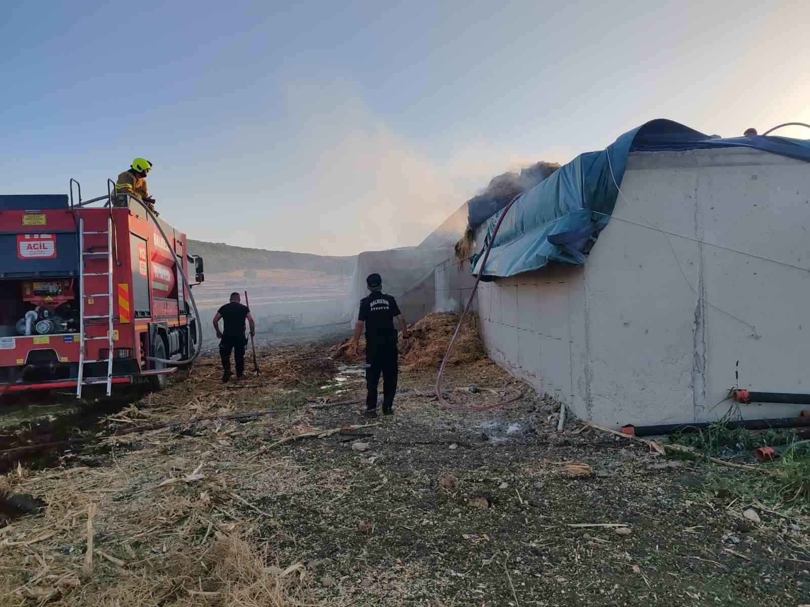 Manyas’ta çiftlikte çıkan saman yangını itfaiye ekiplerince söndürüldü