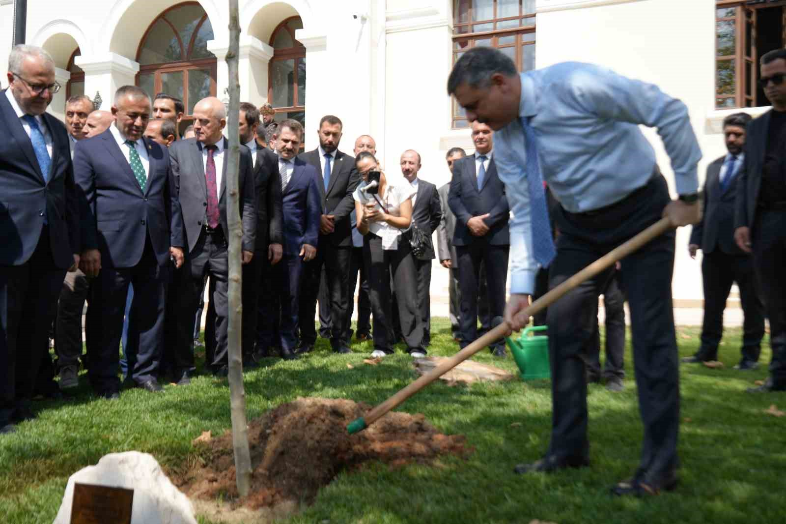 Bakanı Çiftçi, adını taşıyan çınar fidanını dikerek can suyu verdi