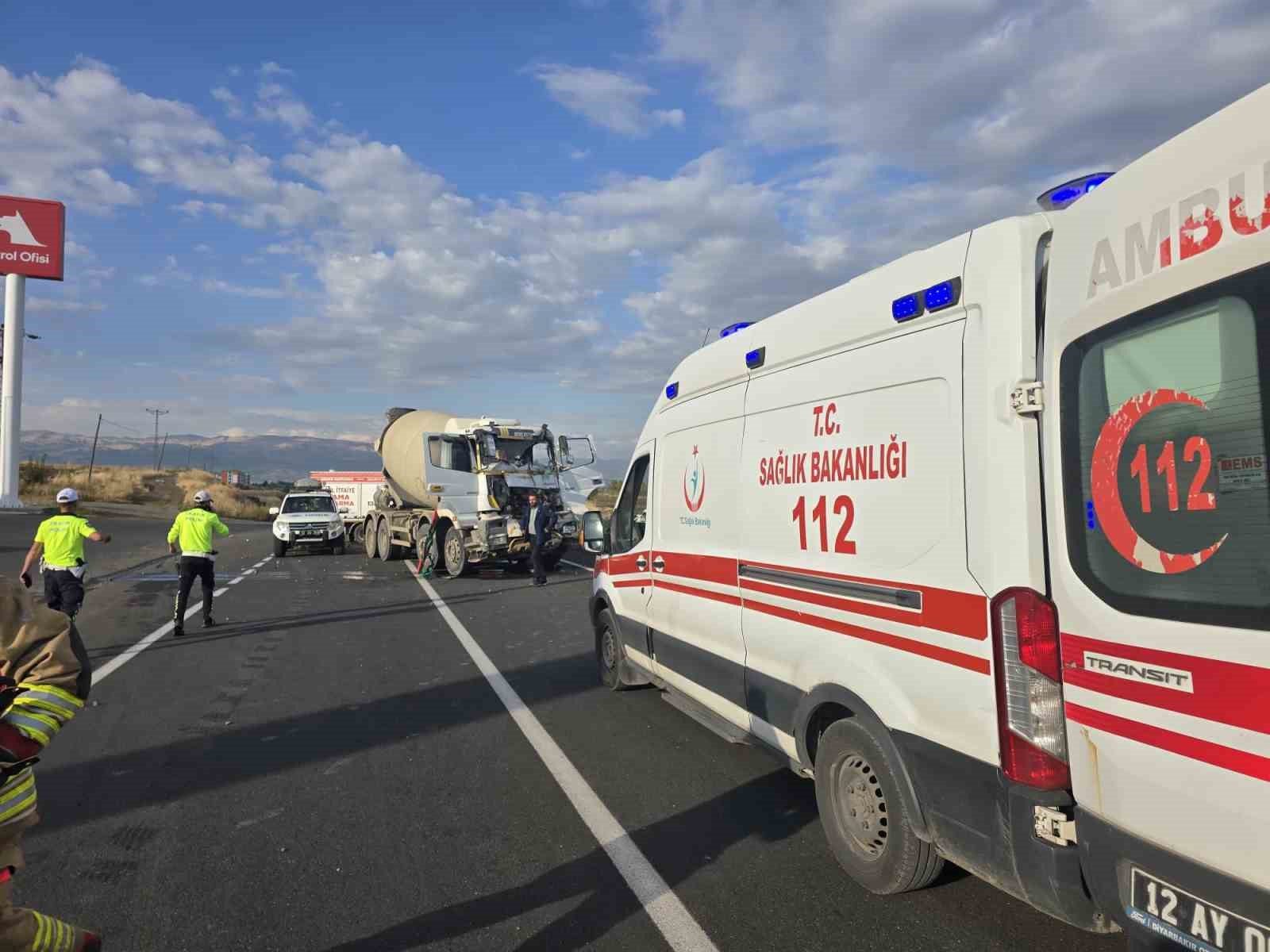 Sondaj kamyonu ile beton mikseri çarpıştı: 2 yaralı