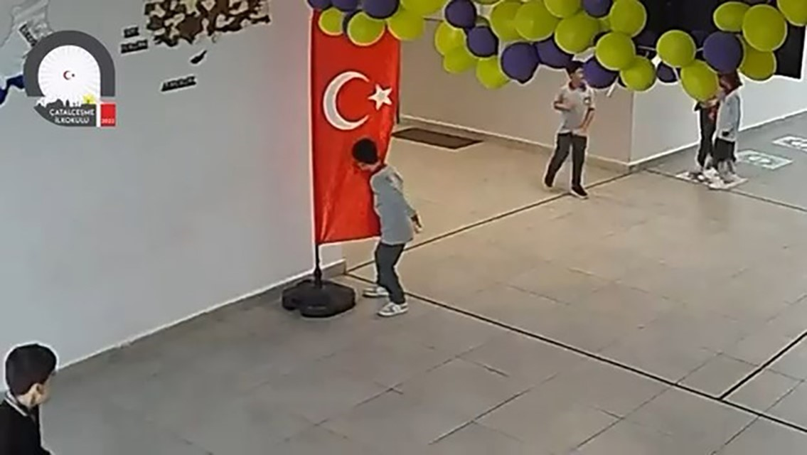 Minik öğrencinin Türk bayrağı sevgisi: Oyun oynarken durdu, bayrağı öpüp devam etti