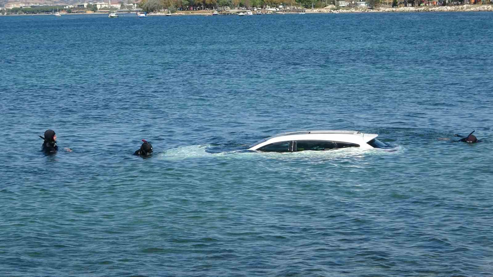 El frenini çekmeyi unuttular, otomobil denize uçtu