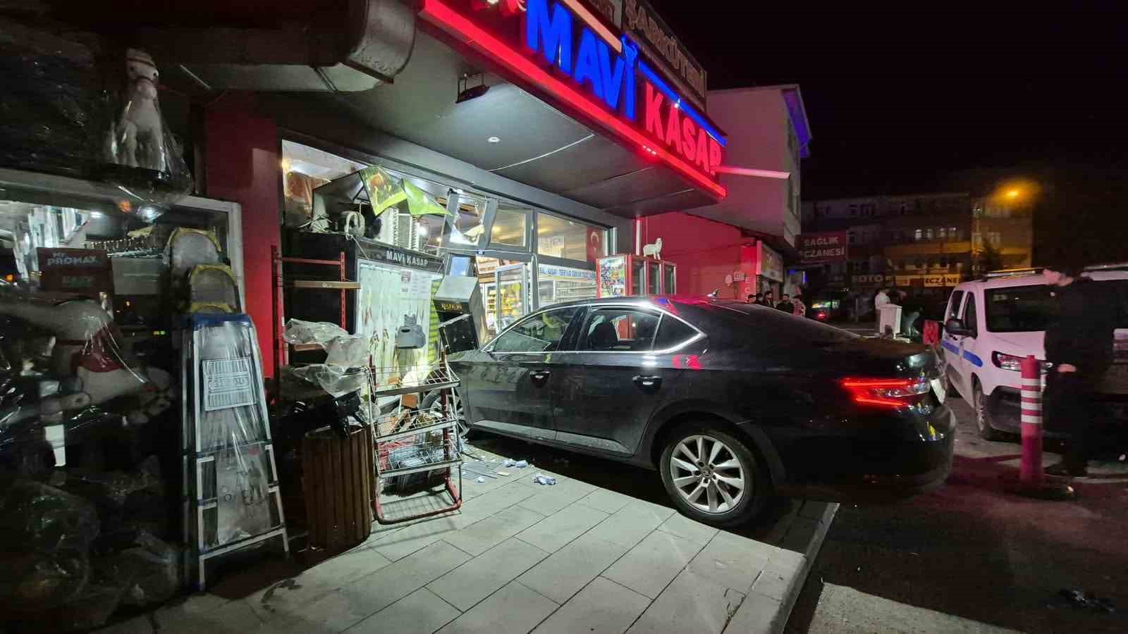 Sarıkamış’ta kontrolden çıkan otomobil iş yerine girdi
