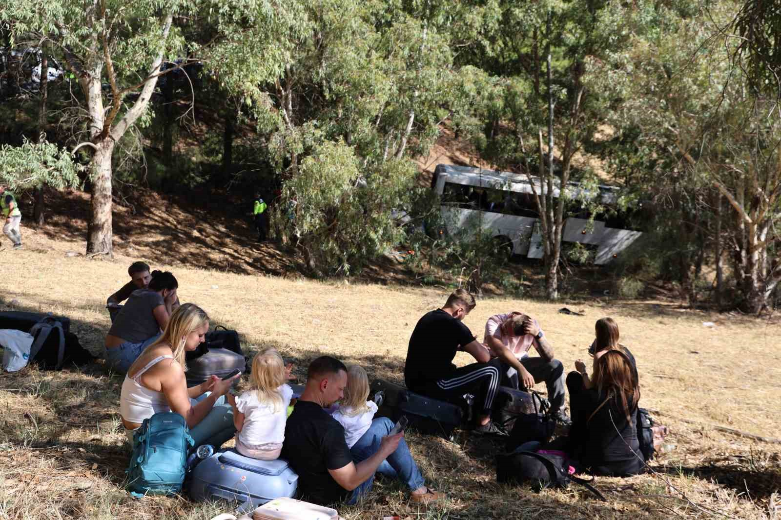 Turistleri taşıyan otobüs şarampole uçtu: 2 ölü 9 yaralı