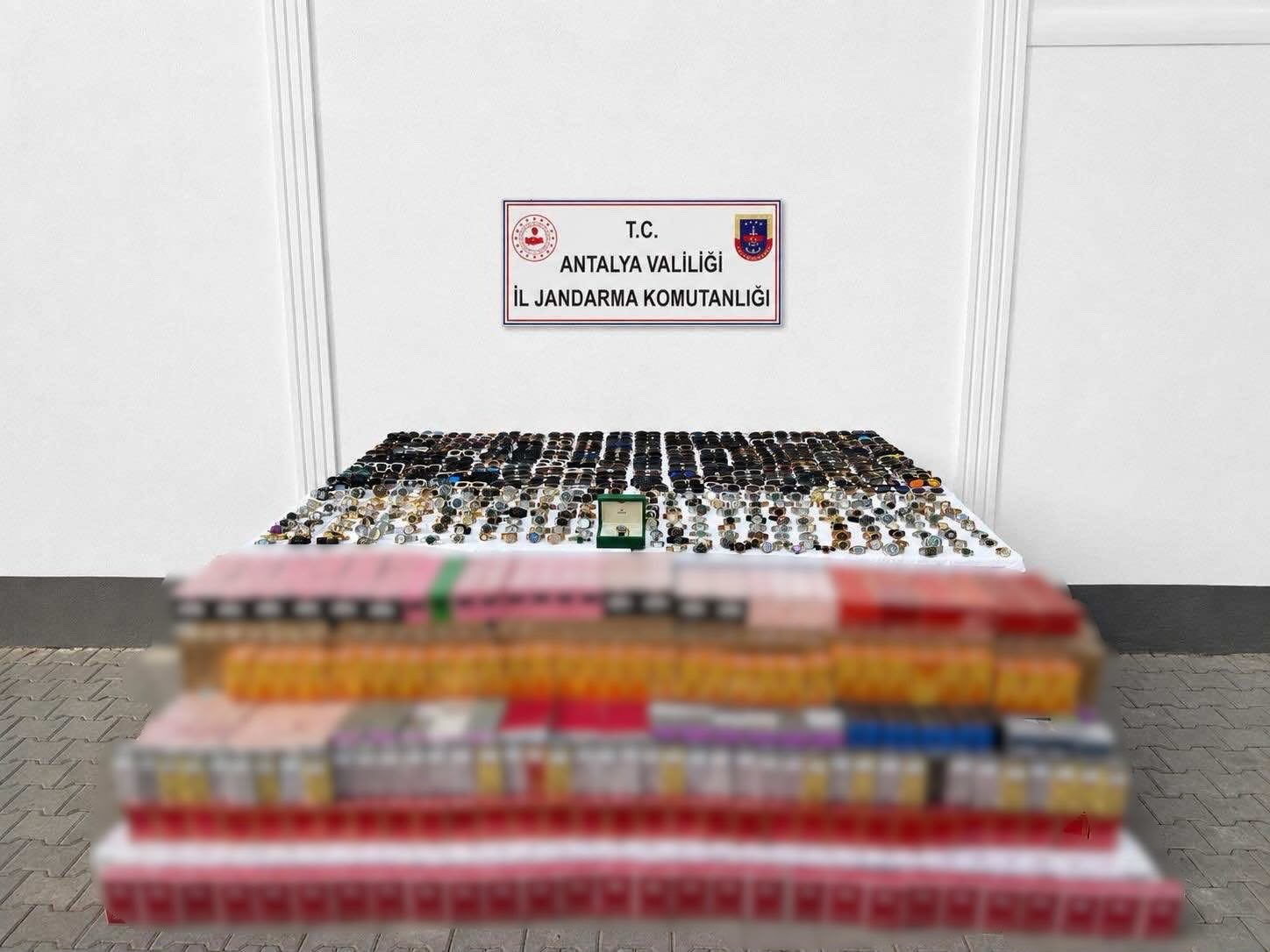 Kaçak parfüm, gözlük ve saat operasyonu