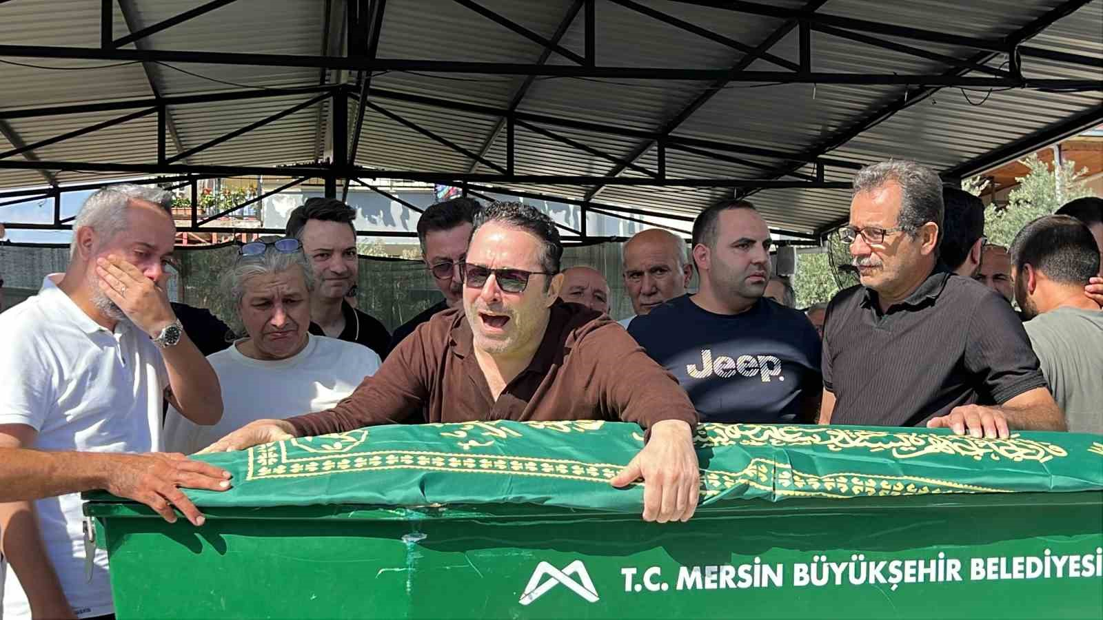 Şarkıcı Atilla Taş’ın kızı gözyaşları arasında toprağa verildi