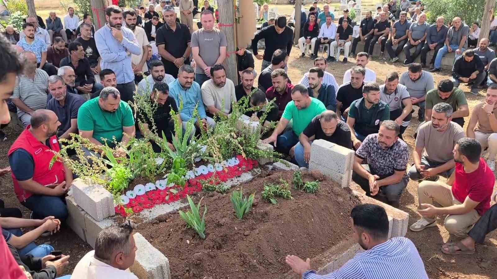 Tatil dönüşü batan gemide hayatını kaybeden 6 ve 12 yaşındaki kardeşler yan yana defnedildi