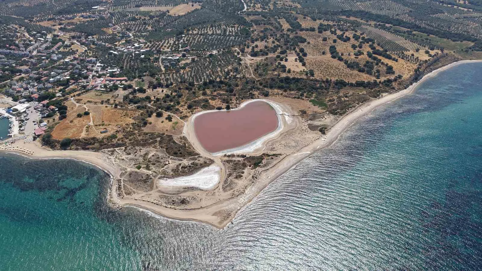 2 bin yıllık antik liman, kalpli pembe göle dönüştü