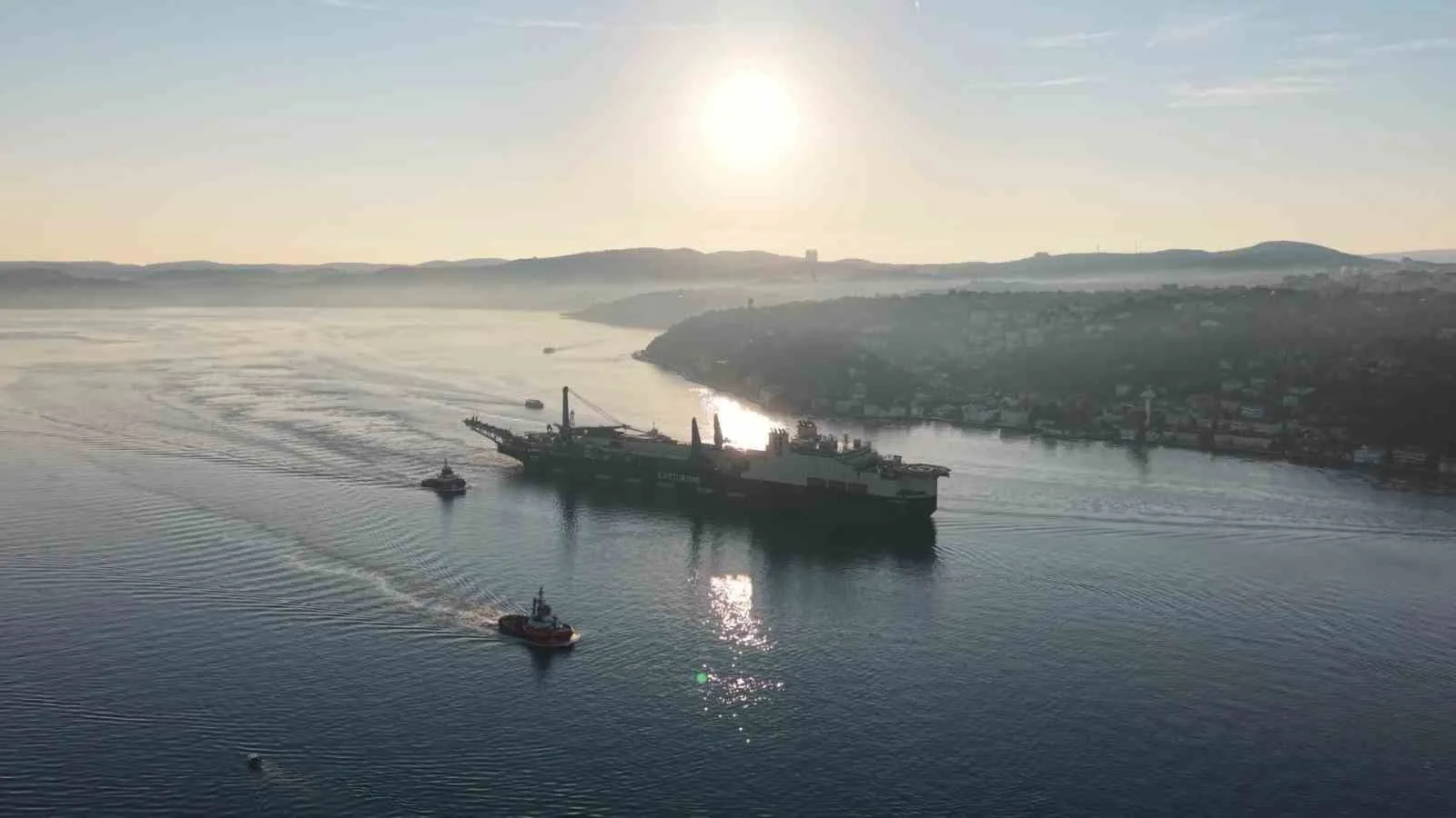 325 metrelik dev boru döşeme gemisi İstanbul Boğazı’ndan geçiş yaptı