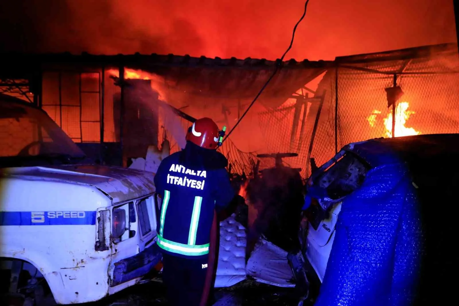 40 yıllık emeği gözlerinin önünde küle döndü