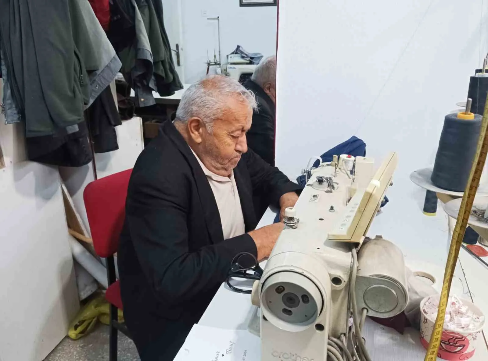 40 yıllık terzi, ilk günkü heyecanla mesleğini sürdürüyor