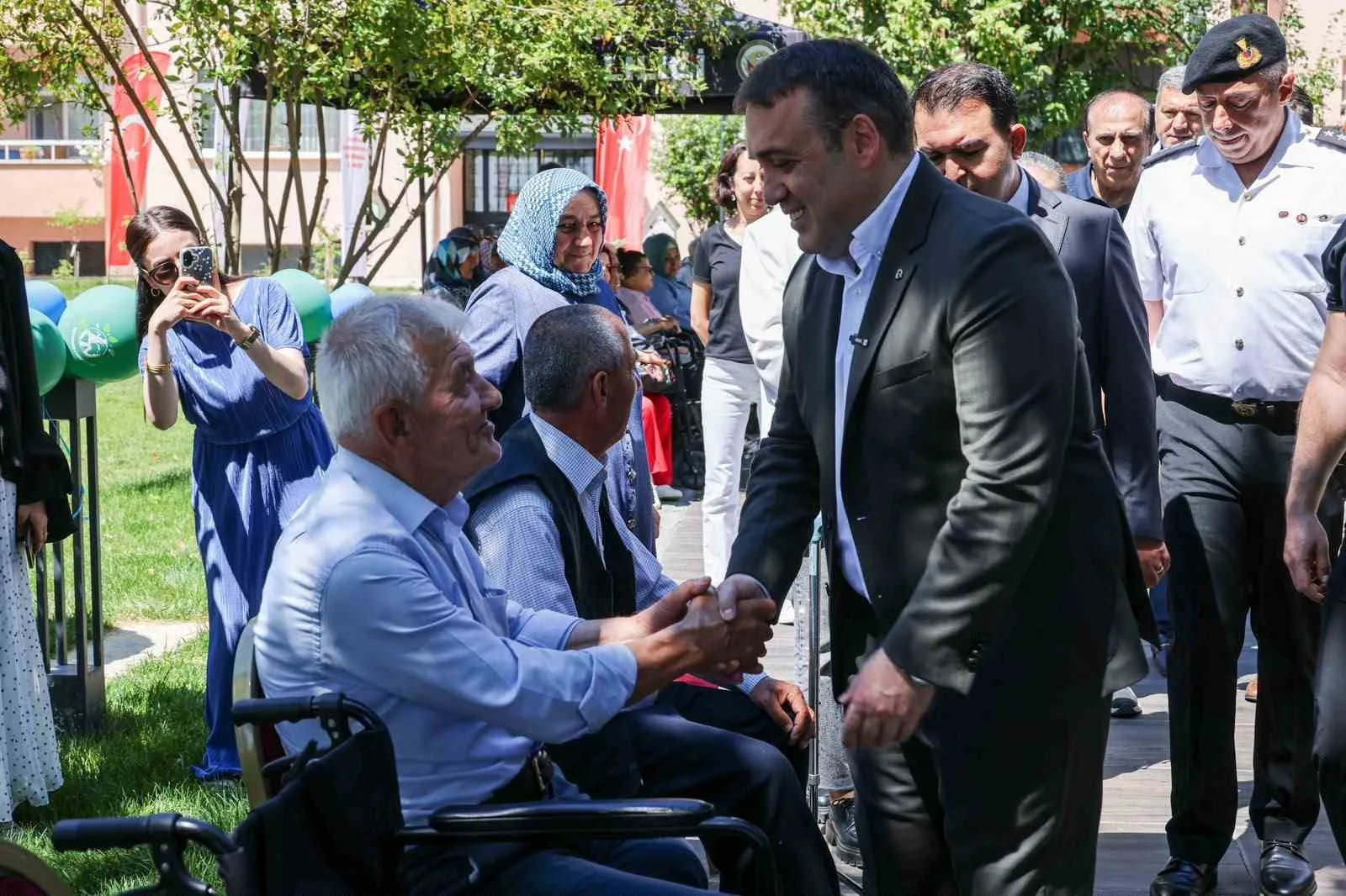 5 ton plastik kapak, 17 tekerlekli sandalyeye dönüştü