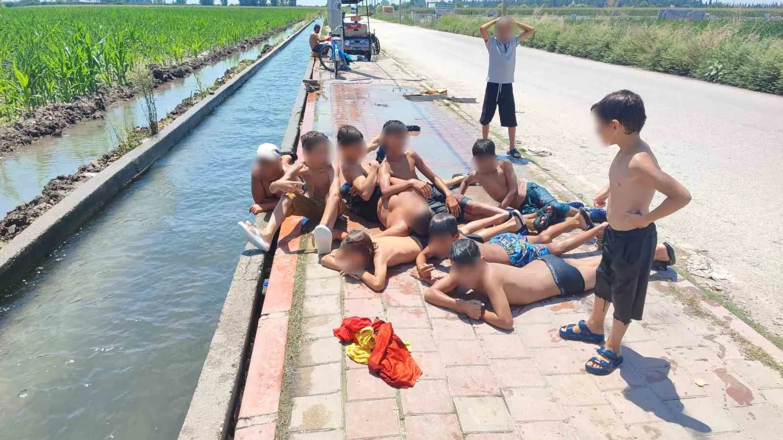 Adana’da çocukların kanal keyfi: Kaldırım plaja döndü