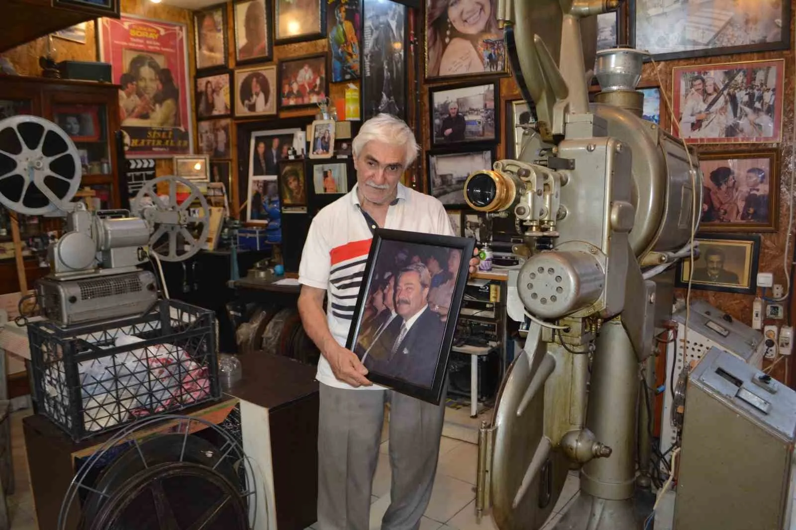 Adana’da Kadir İnanır anısına ücretsiz sinema gösterimi yapılıyor