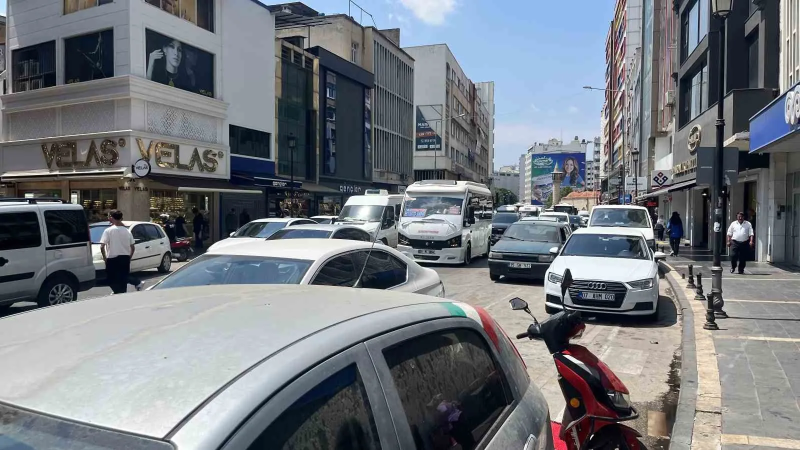 Adana’nın caddeleri açık otoparka döndü