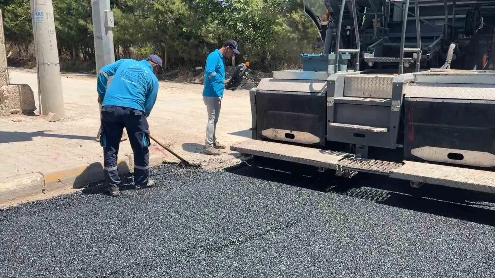 Adıyaman’da 170 derecelik asfaltın seriminde işçilerin zorlu mesaisi