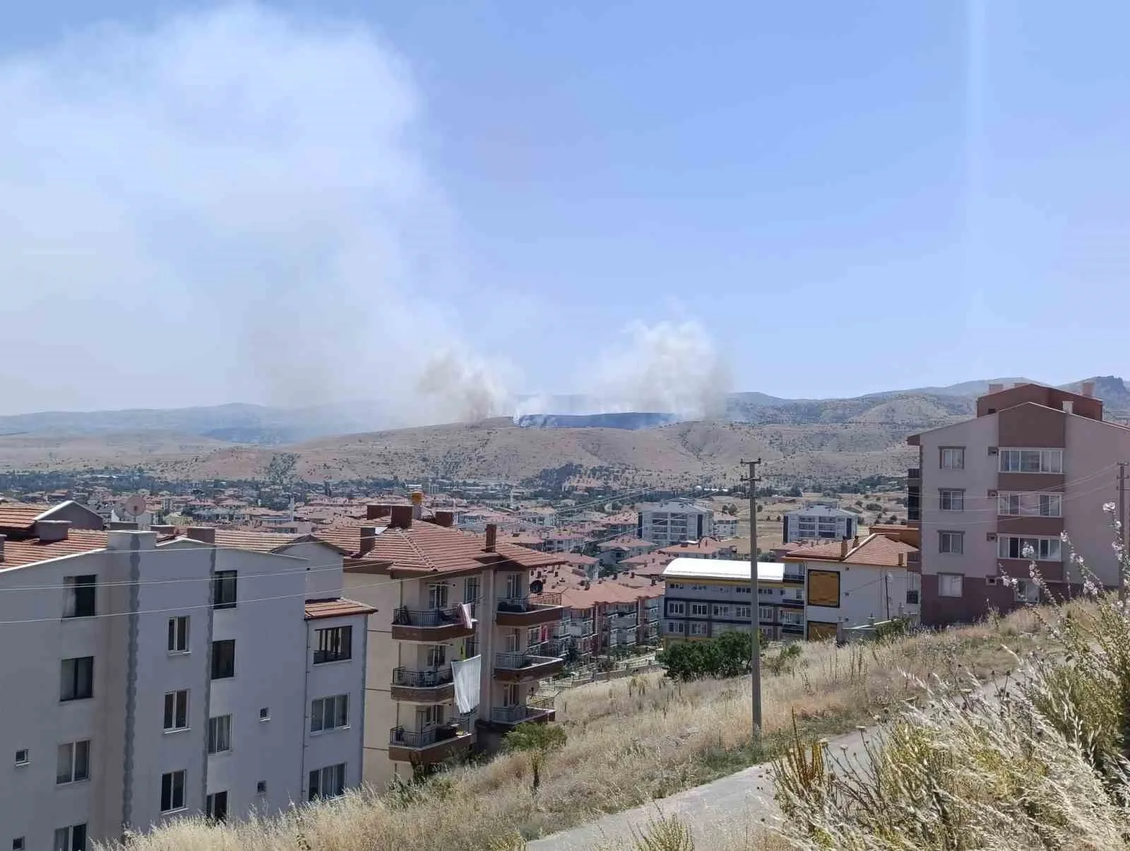 Afyonkarahisar’da otluk alanda çıkan yangına havadan ve karadan müdahale sürüyor