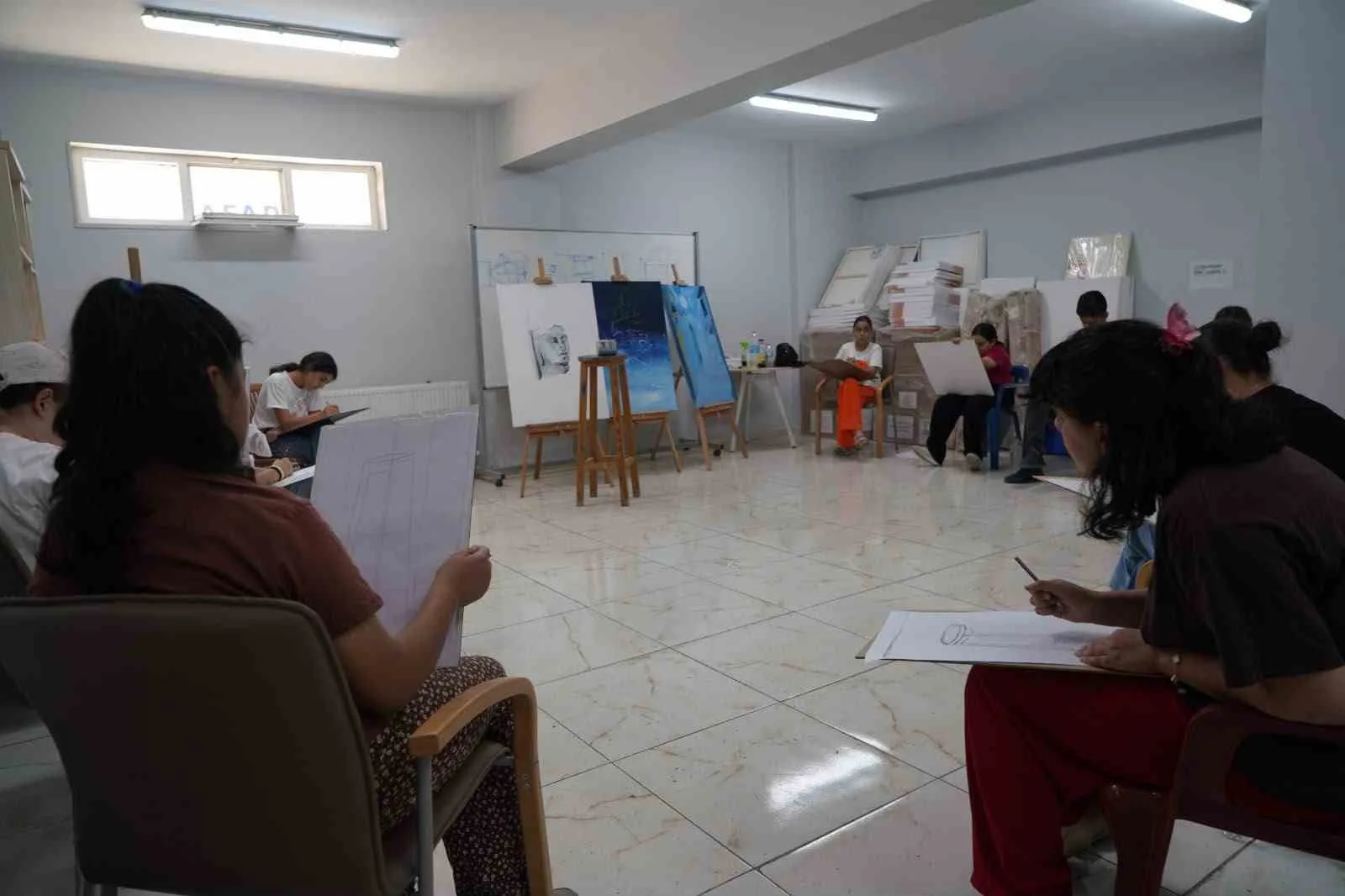 AKEM’de veliler ve çocuklar aynı atölyede resim eğitimi alıyor