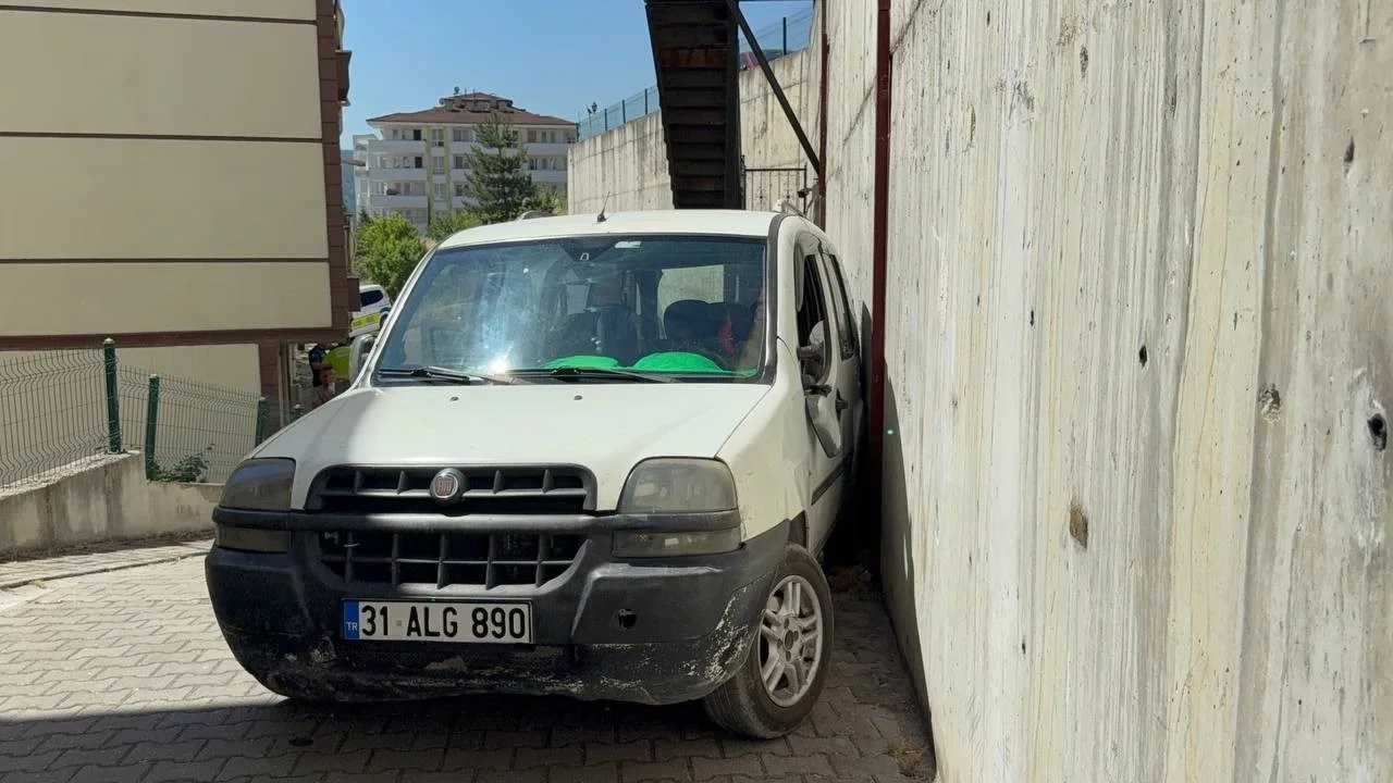 Aküsü biten aracı iterken canından oluyordu