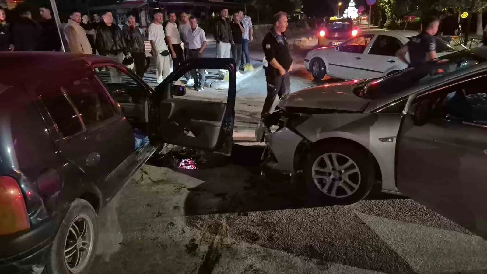 Alkollü sürücü, fark etmediği beton refüjü aşıp kaza yaptı: "Ben orayı düz sandım"