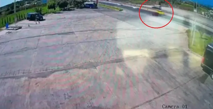 Alkollü sürücü önce bariyerlere, ardından seyir halindeki taksiye çarptı