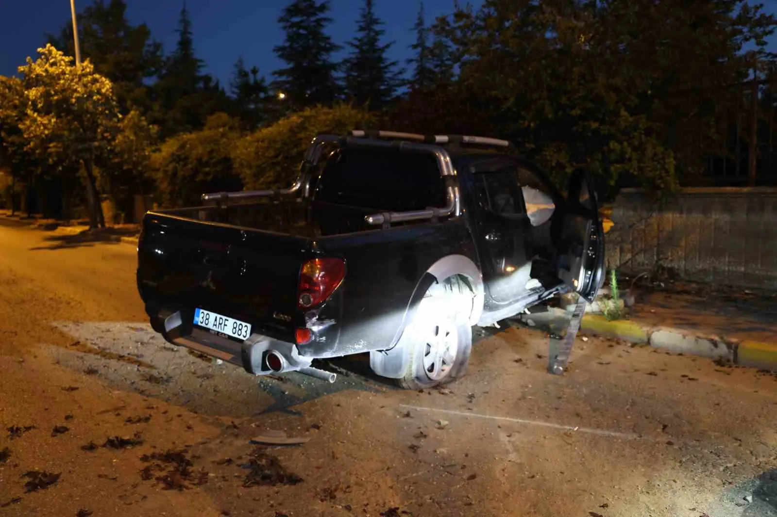 Alkollü ve ehliyetsiz sürücü duvara çarparak durabildi: 1 yaralı