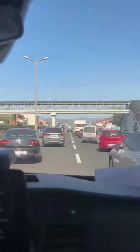 Ambulansa yol vermek için fermuar sistemini uyguladıyar