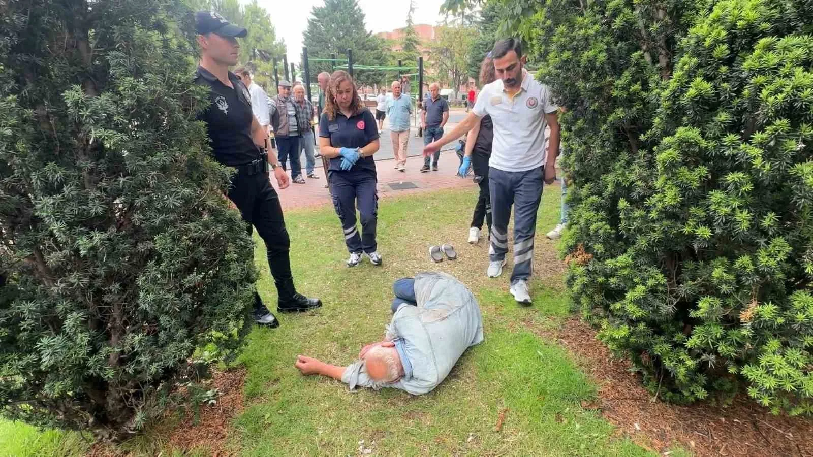 Anıtpark’taki sarhoş, sağlıkçıları bezdirdi