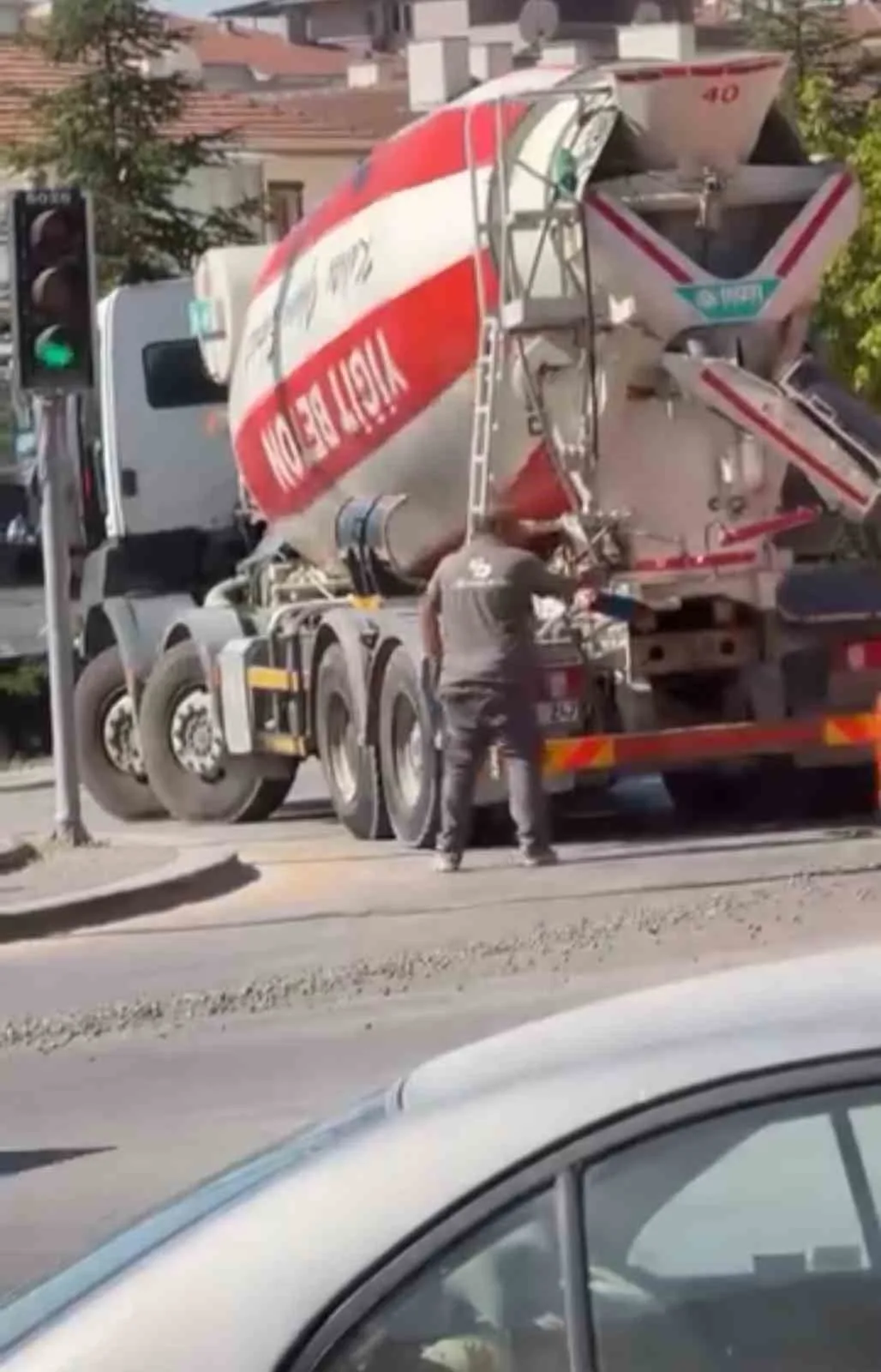 Ankara’da beton mikserden taşan beton yola döküldü