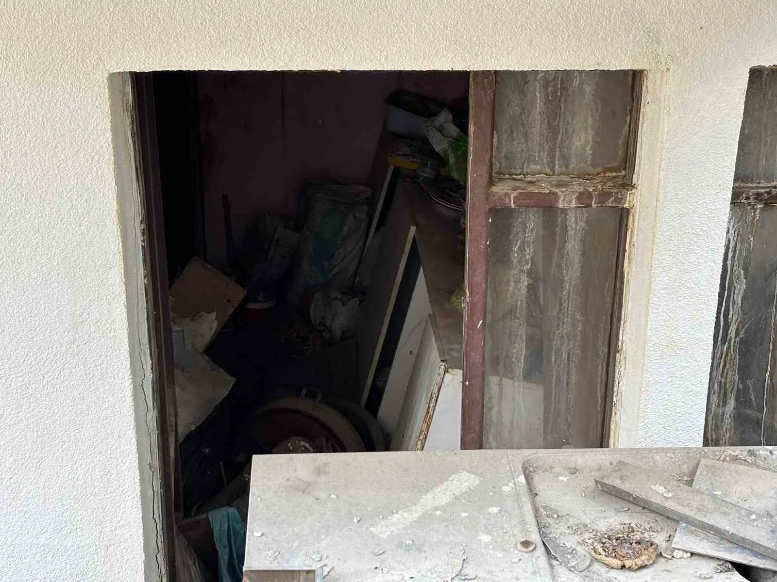 Ankara’da yaşlı çifte ait evden kamyon dolusu çöp çıkartıldı