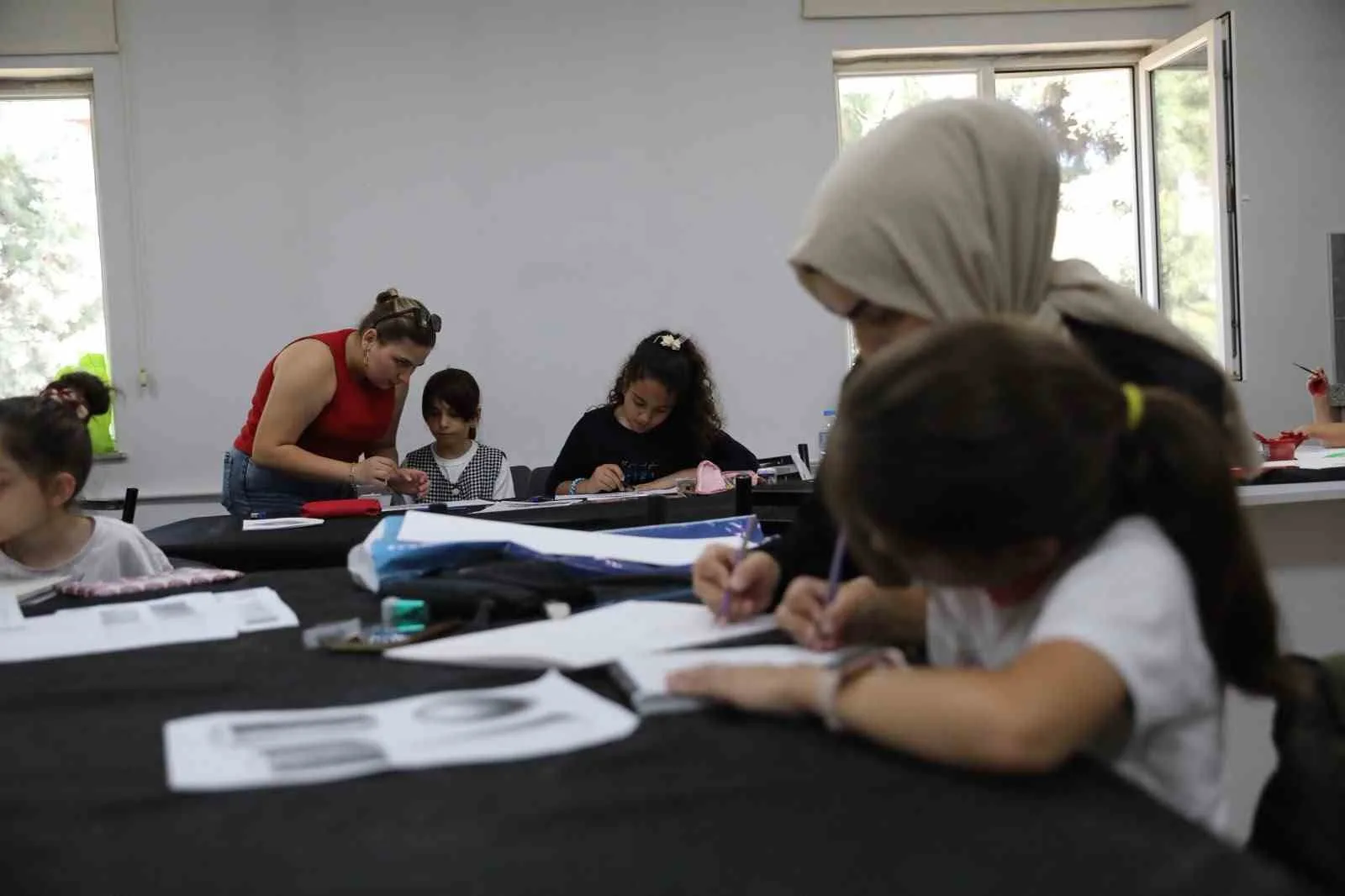 Anne ve çocukları karakalem tezhip çalışması yaptı