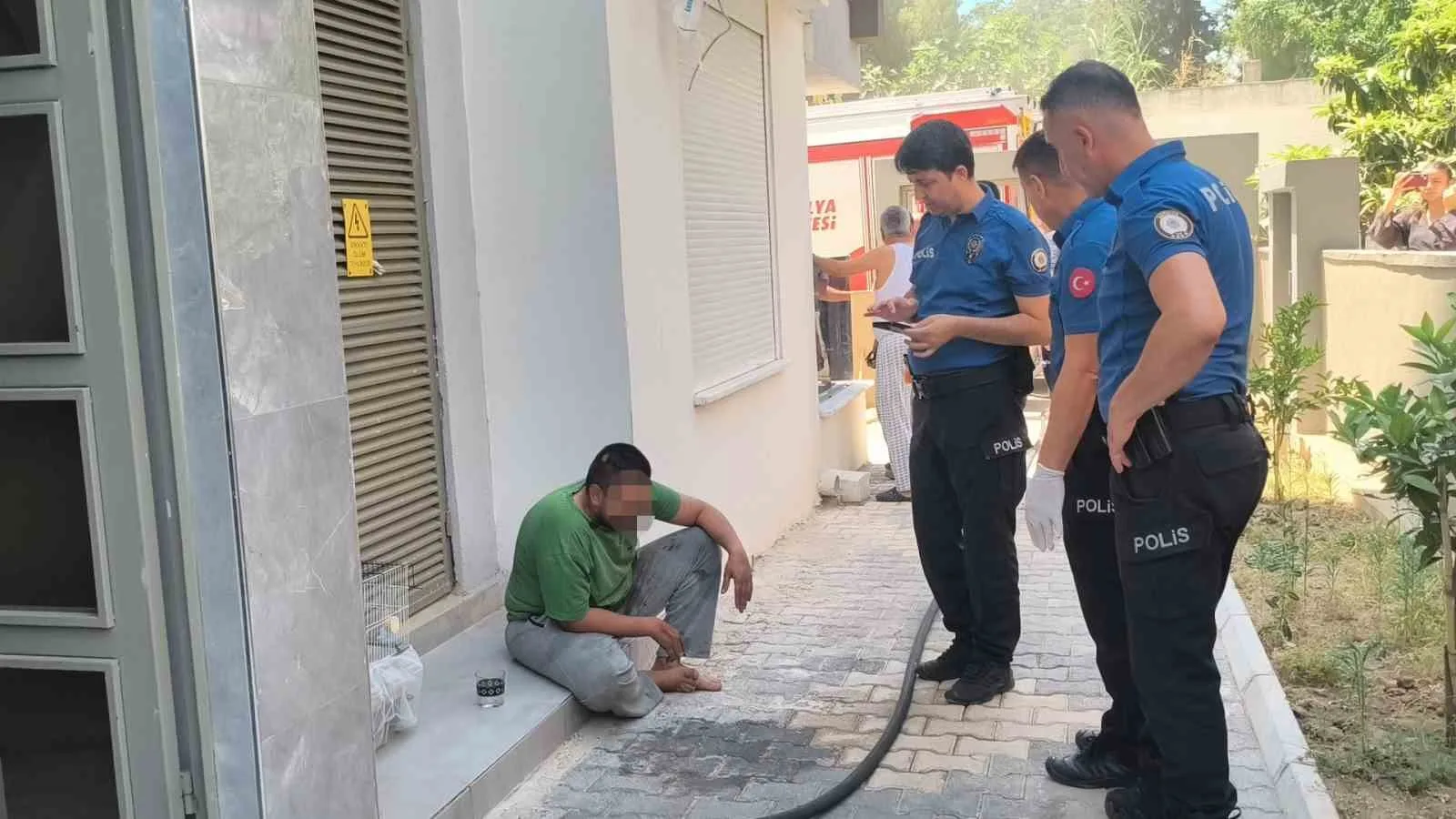 Annesine sinirlendi kendini eve kapatıp yakmaya çalıştı, mahallede korku ve öfke dolu anlar