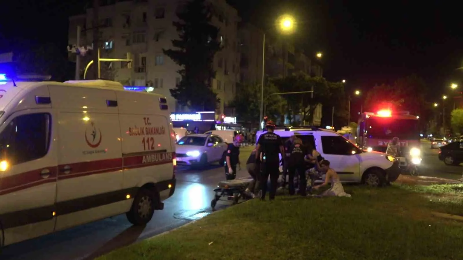 Antalya’da iki hafif ticari araç kavşakta çarpıştı: 3 yaralı