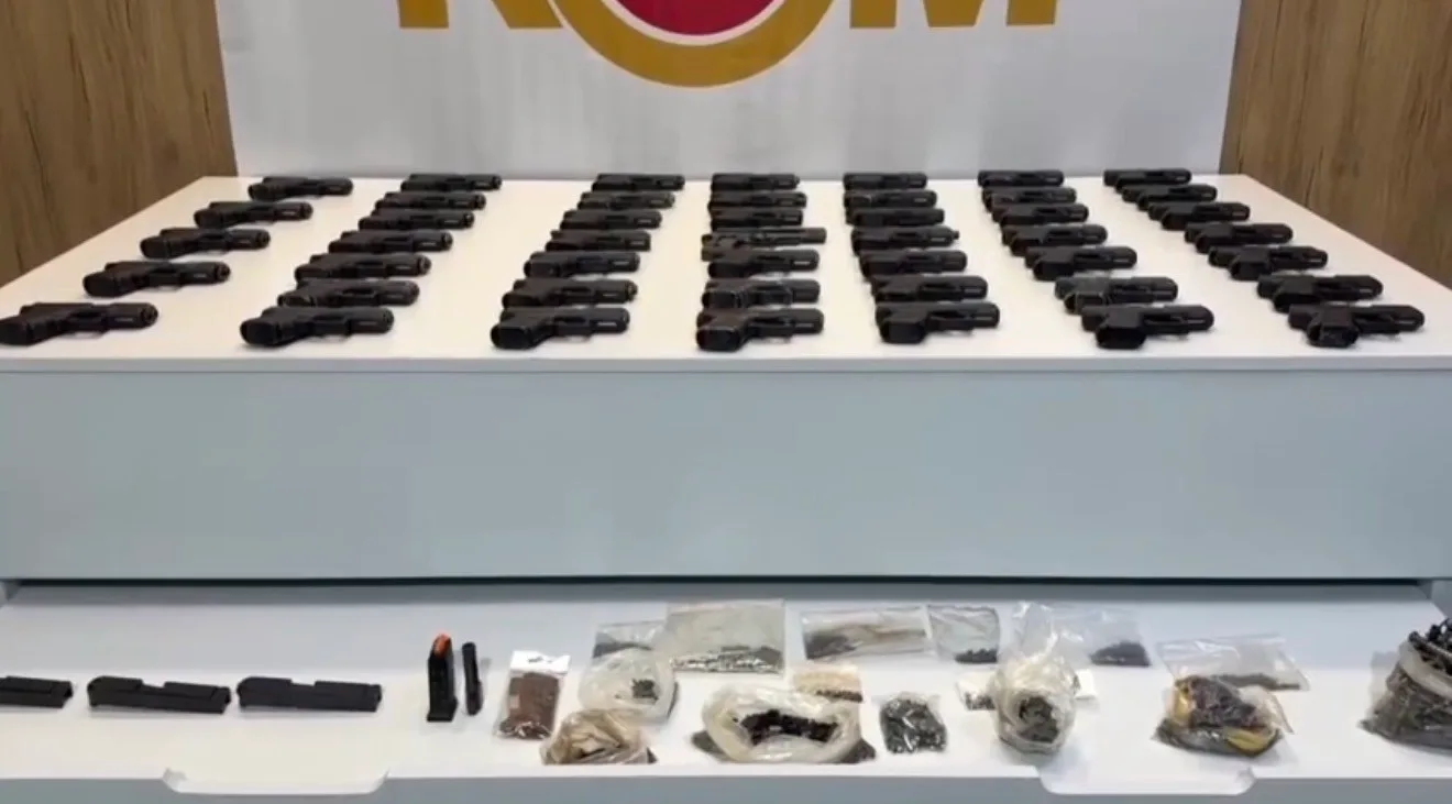 Aracın döşeme içlerine gizlenen 47 tabanca ele geçirildi