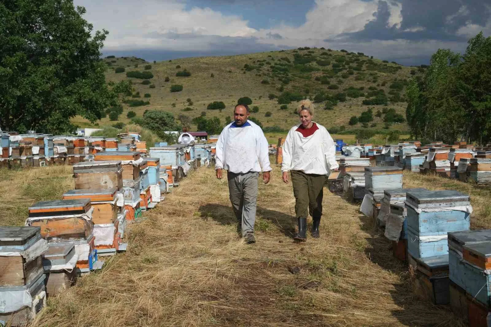 Arıların izinde bir ömür: Karavan desteği gezgin arıcı aileye nefes oldu