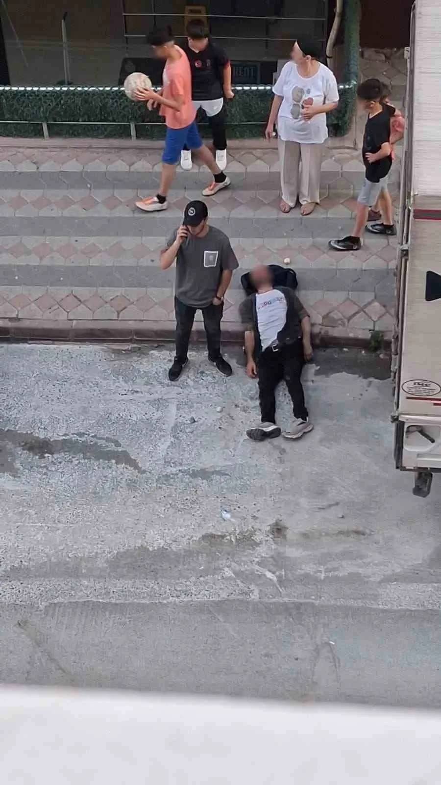 Arnavutköy’de akıl almaz anlar: Kafasını defalarca kamyonet kasasına vurup kendisini bayılttı