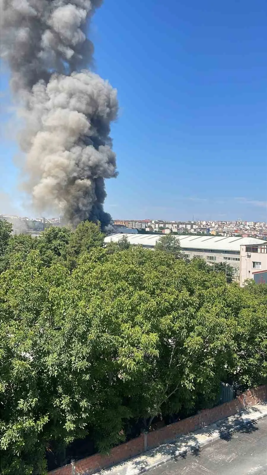 Arnavutköy’de sünger fabrikasında yangın