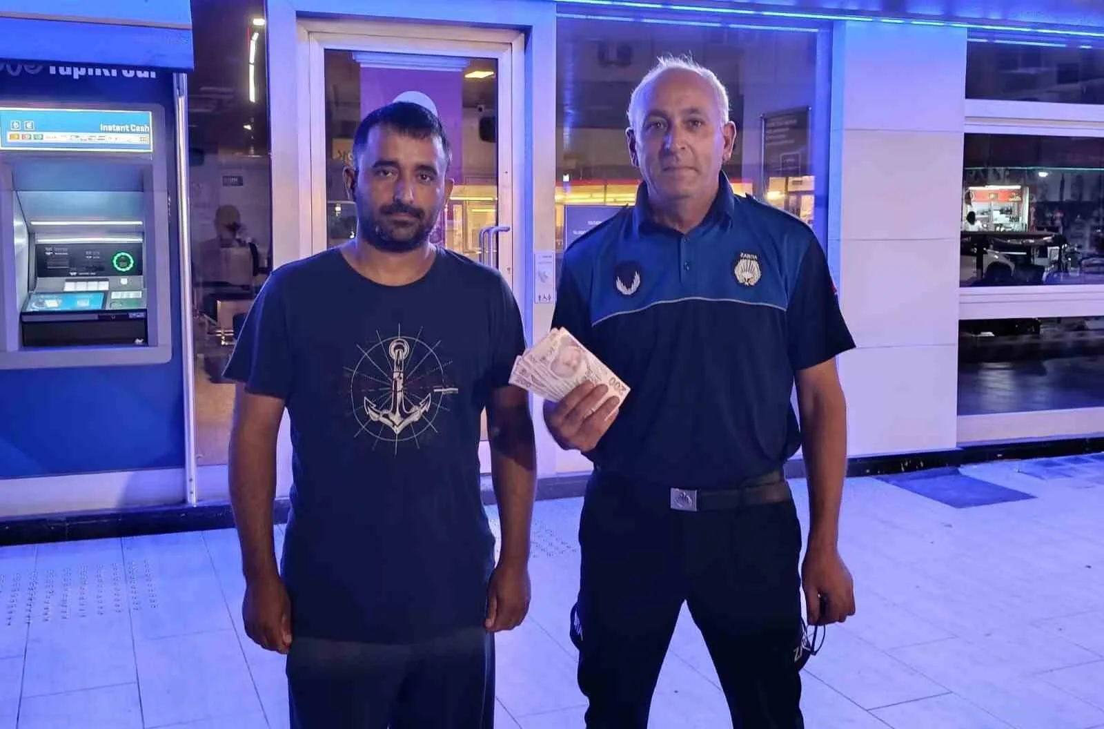 ATM’de bulduğu parayı zabıtaya teslim etti